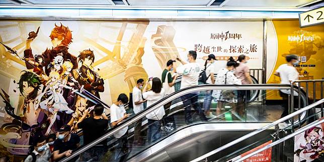 Photo taken on Sept. 17, 2021 shows a poster of the Chinese-made game Genshin Impact in a subway station in Shenzhen, south China's Guangdong Province. (Xinhua)