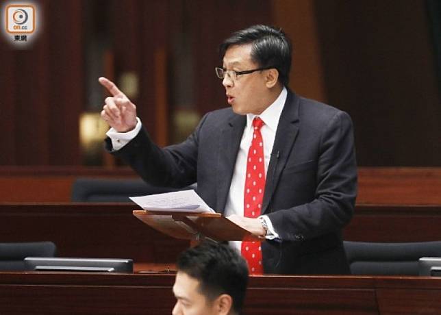 何君堯喺議會中採取行動，對一名泛民議員提出譴責議案。