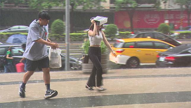 南部、東部地區今天仍有降雨。圖／台視新聞