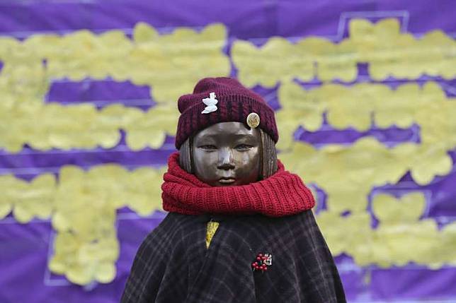 南韓首爾日本大使館前方的慰安婦少女雕像（AP）