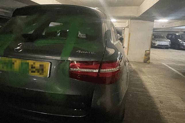 懷疑涉案的私家車遭人用噴漆噴上「兇手」字樣。(網上圖片)