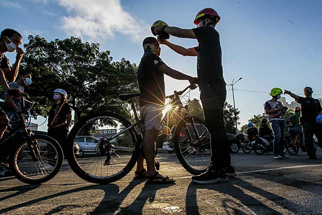 องค์กรไม่แสวงหาผลกำไร ในฟิลิปปินส์แจก ‘หมวกกันน็อก-สายเรืองแสง’ หนุนขี่จักรยานปลอดภัย