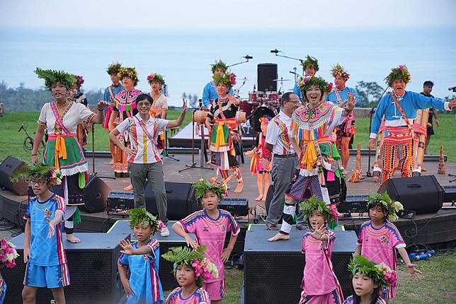 上野樹里和小朋友一起手舞足蹈。翻攝臺灣音樂館臉書
