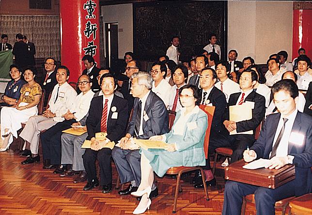 1986年黨外人士費希平、傅正、尤清、謝長廷、許榮淑、游錫堃、在圓山宣佈組民進黨。   圖：邱萬興拍攝/提供