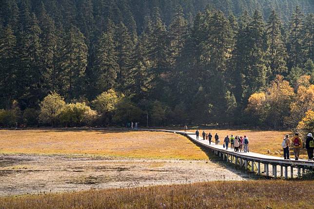 Visitors are hiking in Shangri-La, southwest China's Yunnan Province. (Xinhua/Peng Yikai)