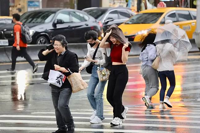 ▲山陀兒颱風配圖，大雨、下雨、民眾撐傘、雨傘、淋雨。▲（圖／NOWnews攝影中心，2024.10.03）