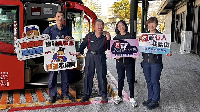 警方將三山國王廟小神衣及開基玉皇宮御守，贈予台南轉運站大型車司機，共同守護市民安全。 （記者葉進耀翻攝）