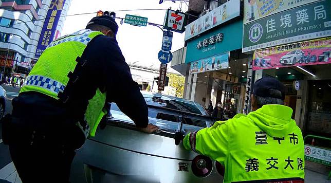 員警當機立斷協助黃男將車輛先移至路邊。(警方提供)