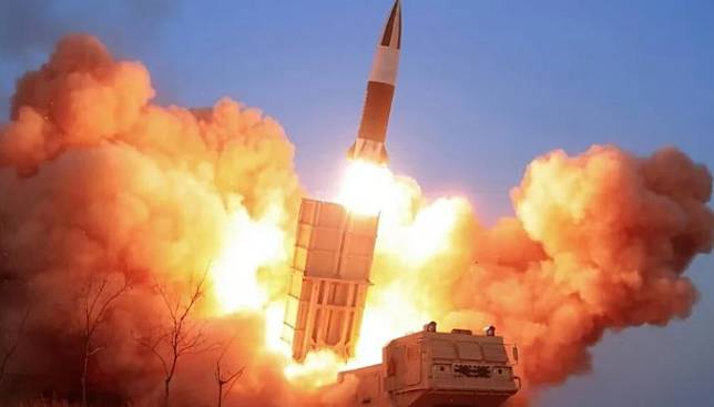 美國情報指出，俄羅斯已經開始使用朝鮮製的導彈。網友 OVERLOCKERS 根據導彈射程推測應該是 KN-23B 導彈。圖為 KN-23B 導彈發射畫面。 圖：翻攝自 hawk26 講武堂