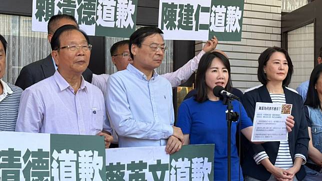 國民黨黨團在議會外抗議。陳祖傑攝