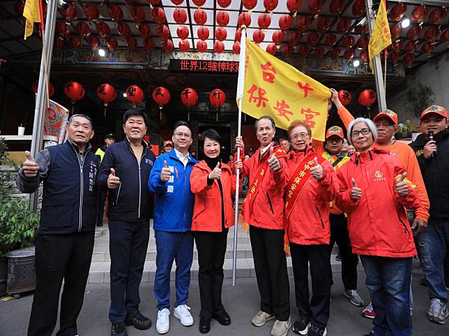 台中市長盧秀燕說，網路瘋傳黃仁勳逢甲夜市的口袋名單，這兩天逢甲夜市生意大好，感謝黃仁勳加持。（圖：中市府提供）