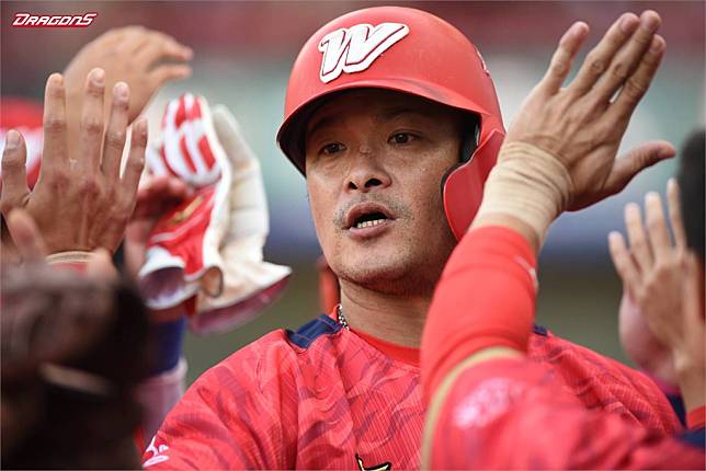 林智勝在今（16）日對上樂天桃猿的賽事中，第8局直接敲出一發3分砲，拿下中職生涯中第300支全壘打。（圖／翻攝自臉書粉專《味全龍Dragons 》）