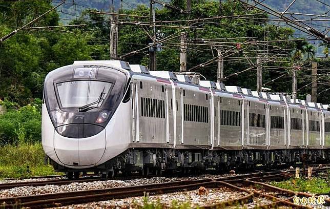台鐵局新車EMU3000型城際列車、EMU900型電聯車投入營運，台鐵局將於明天(29日)起調整時刻表，共約464列次受影響。(資料照)(記者陳心瑜攝)