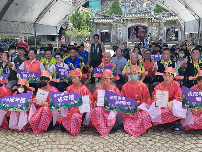 參與成年禮活動的青少年，獲得成年禮證書。（記者陳佳伶攝）