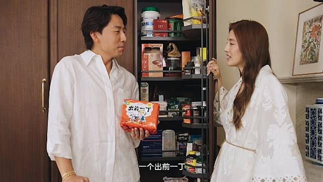 吳千語與施伯雄公開家中零食櫃，泡麵意外成焦點。（翻攝小紅書畫面）