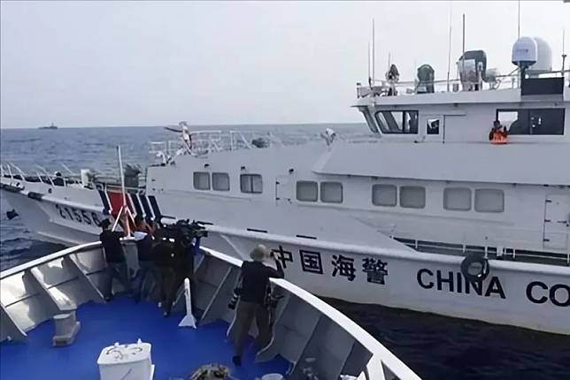 近期中國與菲律賓，再次於仁愛礁爆發衝突，雙方船隻在衝突期間還發生擦撞。 圖：翻攝自博士曉今