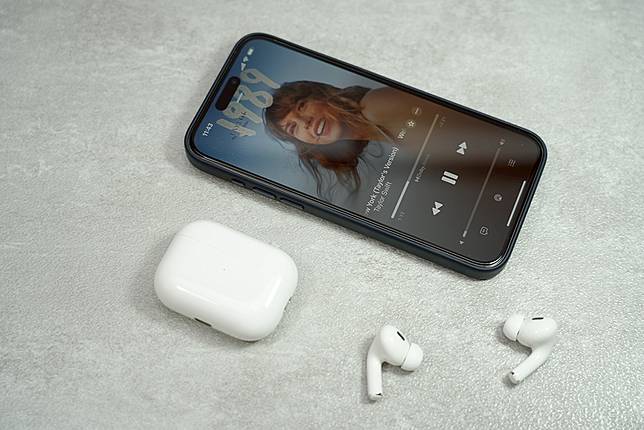 AirPods Pro 2 USB-C 版開賣搶先開箱體驗分享！用iPhone15就能幫它充電！搭配Vision Pro將「解鎖」保真壓縮⾳訊超低延遲傳輸