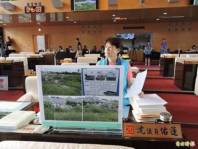 台中市議員沈佑蓮今天在質詢50分鐘結束後坐回座位，突然狂吐。(資料照，記者蘇金鳳攝)