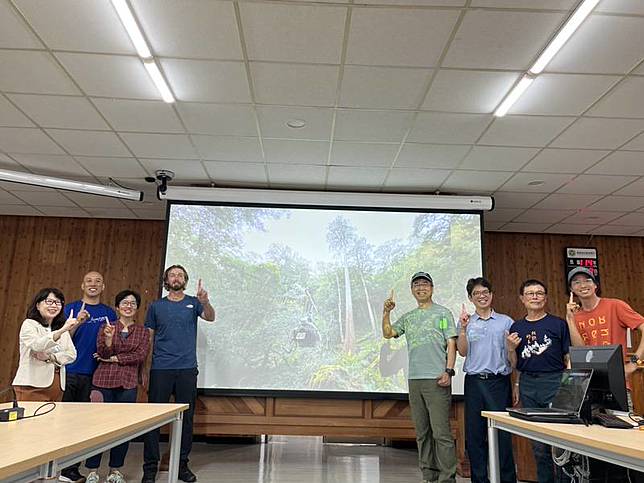 農業部林業試驗所與成功大學「找樹的人」團隊利用光達技術精準定位，2023年1月歷經6天跋山涉水、實地攀樹測量，完成全台最高的台灣杉巨木「大安溪倚天劍」等身照拍攝，林試所27日舉行發表會分享。中央社記者楊淑閔攝114年3月27日