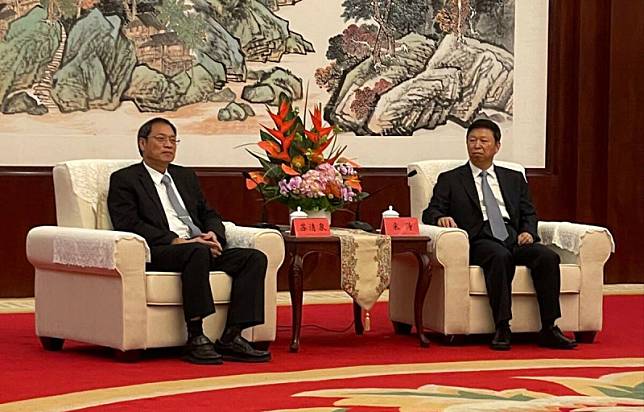 蘇清泉(左)與宋濤商討台灣農漁產品解禁傳初步進展。 圖：蘇清泉團隊/提供