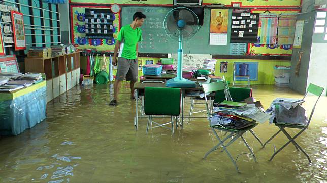 ฝนตกหนักน้ำท่วมร.ร.บ้านตราดหนองพลวง สื่อการเรียนจมเสียหาย หากน้ำไม่ลดต้องปิดเรียน 