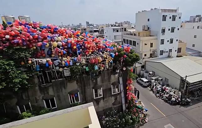 台中大甲一棟3層樓透天厝，外觀堆滿彩色浮球，如同氣球屋。（圖／中天新聞）