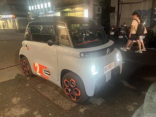 雪鐵龍 AMI 電動小車，出現在台北街頭。