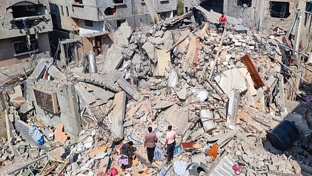 加薩走廊城市拉法一棟民宅本週一（4/29）遭以軍轟炸。美聯社