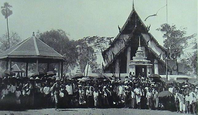 ภาพนี้สันนิษฐานกันว่าเป็นภาพถ่ายเก่าเมื่อครั้งที่พระบาทสมเด็จพระจุลจอมเกล้าเจ้าอยู่หัวเสด็จมานมัสการพระแท่นศิลาอาสน์  เมื่อวันที่ 24 ตุลาคม 2444 จะเห็นว่าด้านข้างวิหารพระแท่นศิลาอาสน์ทางทิศเหนือ (ข้างขวาของภาพ) มีมุขยื่นบอกมา ซึ่งเป็นมุขบ้วนพระโอษฐ์พระพุทธเจ้า