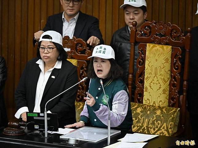 立法院院會21日討論廢死公投案，因新黨副秘書長游智彬進入議場記者席引發藍綠立委口角，民進黨團立委占領主席台，吳思瑤(中)要求立法院長韓國瑜徹查其身分。(記者陳逸寬攝)