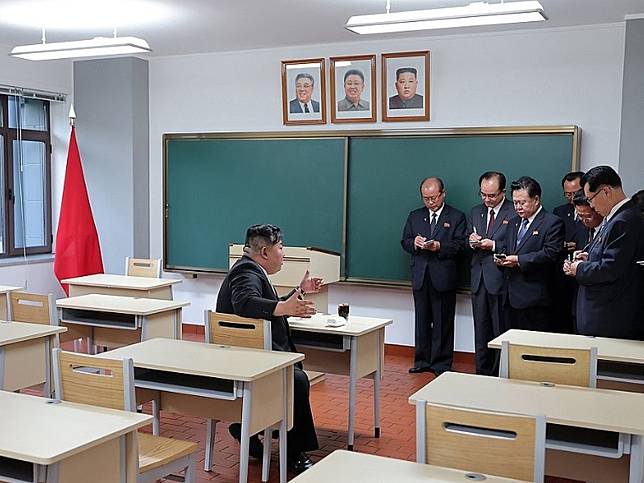 北韓首度將最高領袖金正恩的肖像，與他的父祖輩「金日成」與「金正日」並列，專家認為北韓此舉「意義重大」。