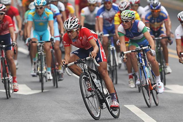 Wong Kam-po on his way to winning gold in the road race at the 2010 Asian Games in Guangzhou. Should he have tried his luck in Europe? Photo: SCMP