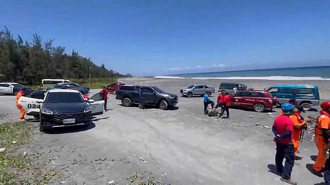 受困南澳海蝕洞的車輛平安撤離。(圖由宜縣消防局提供)
