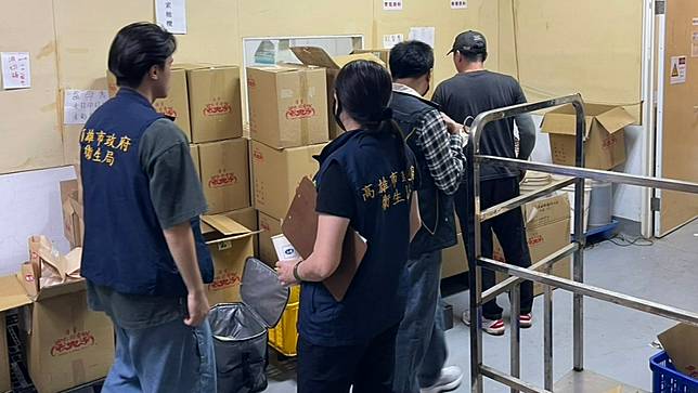 高市「九龍齋食品有限公司」使用逾期原料及改標產品有效日期，稽查人員查獲35項逾期商品。高市府衛生局提供