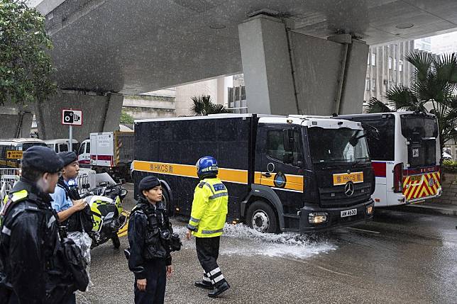 黎智英由囚車押送到西九龍法院，法院門外停著多輛警車。（美聯社）