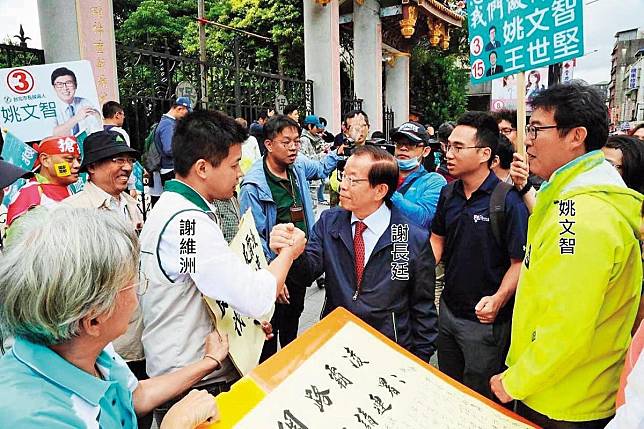 謝長廷一路栽培謝維洲長大成人，並透過政界人脈協助參選議員，過程用心良苦。（翻攝謝維洲臉書）