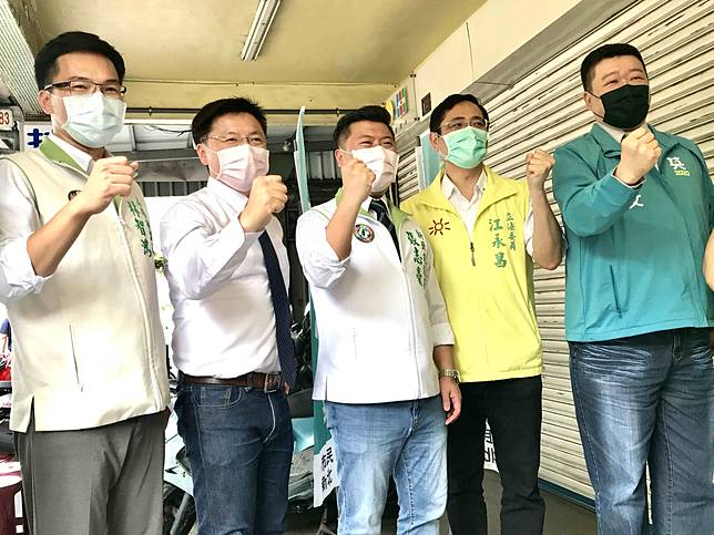 林智鴻 (左起)、趙天麟、張志豪、江永昌及何博文表示要一起為民主奮鬥，培養更多年輕人。    圖：張志豪服務處提供