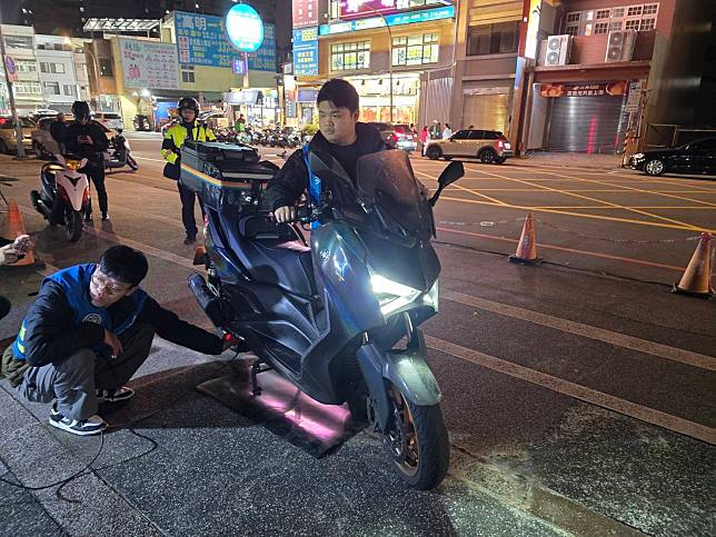 今年起機車排氣管改裝已納入檢驗項目。圖：環保局提供