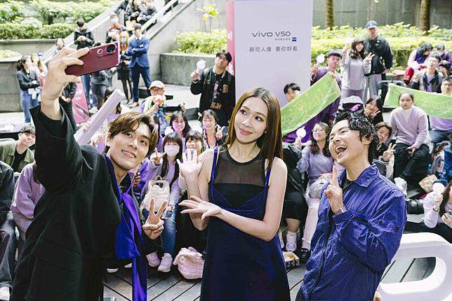樂團告五人6日出席品牌舉辦的粉絲見面會，現場演場幾首熱門歌曲，他們表示能跟粉絲見面很開心。前左起為團員雲安、犬青、哲謙。（品牌提供）中央社記者王心妤傳真 114年3月6日