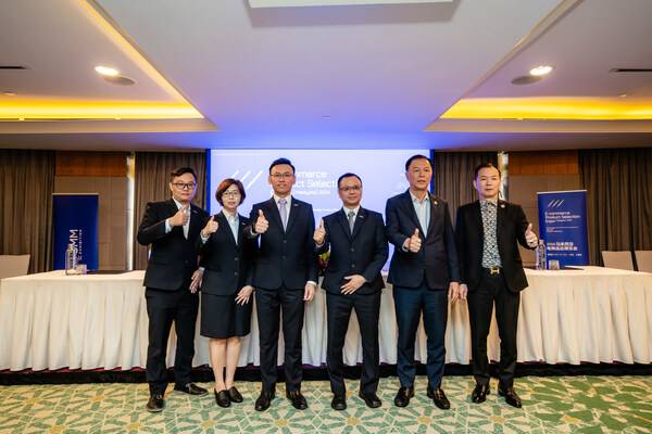 Photo(from left): Ho Wing Pong，Im Yoke Foon，Chan Yunn Horng，Ellison Yang Yi Ming，Dato' Tang Zhi Nian and Dato' Sri Foo Yong Hing