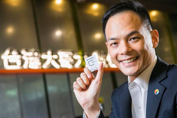 台灣大總經理林之晨展示全台首張5G SIM卡。   圖：台灣大哥大提供