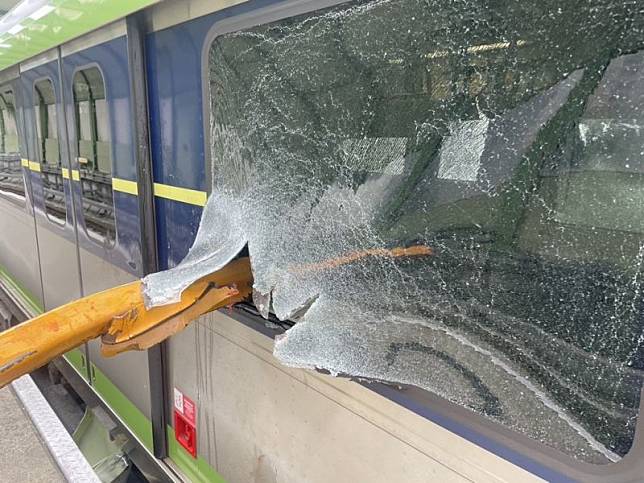 ▲台中捷運行駛到豐樂公園站附近，列車遭工地塔式吊臂擊穿。