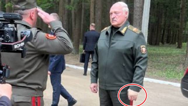 白俄羅斯總統盧卡申科傳出病危消息後15日公開露面，其左手包紮紗布。翻攝Telegram
