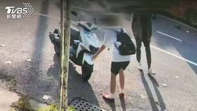 家屬對於女大生當下只顧自己的車損深感不滿，後續到殯儀館更是毫無歉意。（圖／TVBS）