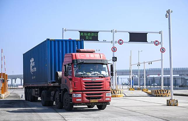 This photo taken on March 25, 2024 show a truck transporting a container at the Qisumu international railway logistics hub in Ulanqab, north China's Inner Mongolia Autonomous Region. (Xinhua/Lian Zhen)