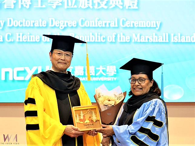 嘉大頒發馬紹爾群島共和國總統海妮教育學名譽博士學位