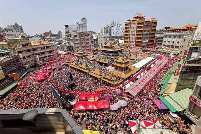 苗栗白沙屯媽祖在16日早上抵達北港朝天宮。圖為拜天公時人山人海的景象。（取自白沙屯拱天宮臉書）