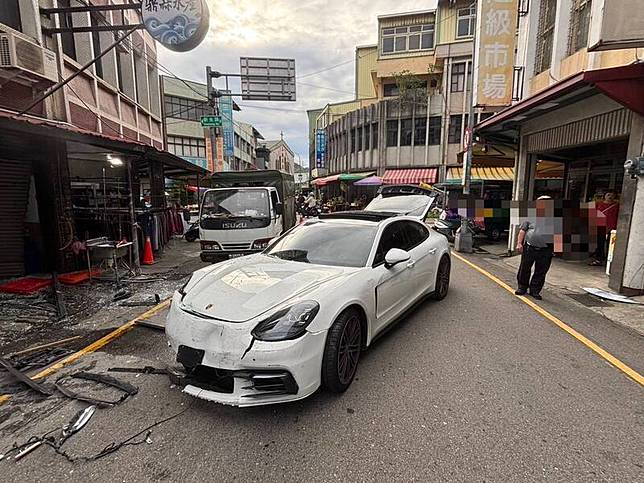 鍾男駕駛保時捷跑車衝撞民宅。(警方提供)
