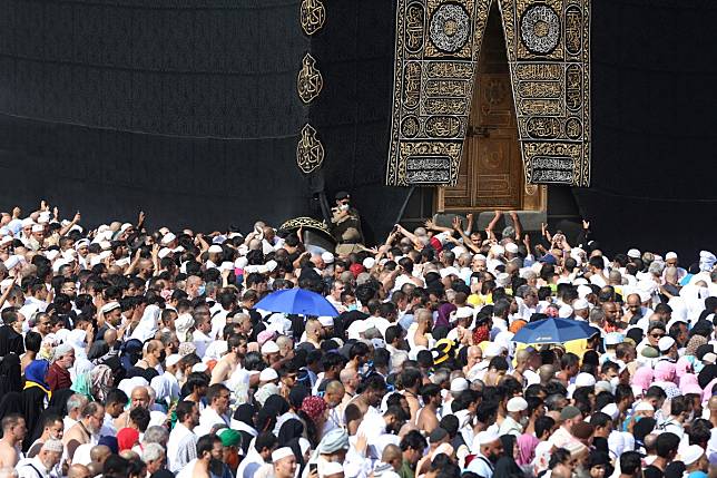 Saudi Arabia, the location of the two holiest cities in the Islamic world, Mecca and Medina, that attract millions of worshippers each year, said on Thursday that it was temporarily suspending pilgrimages to halt the further spread of the virus. Photo: Reuters