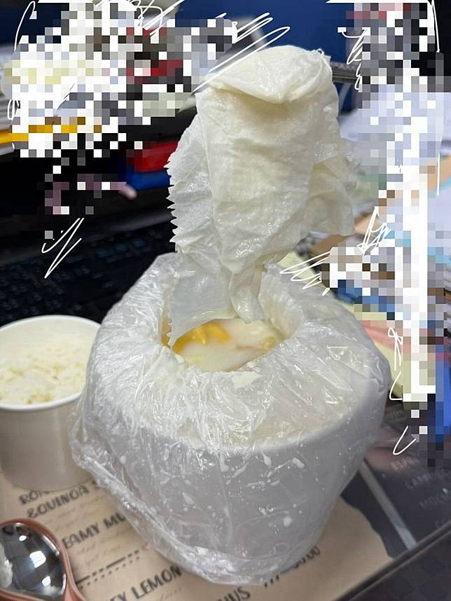 原PO曬出火鍋裡面有擦手紙的照片。圖／Thread@wph4wo